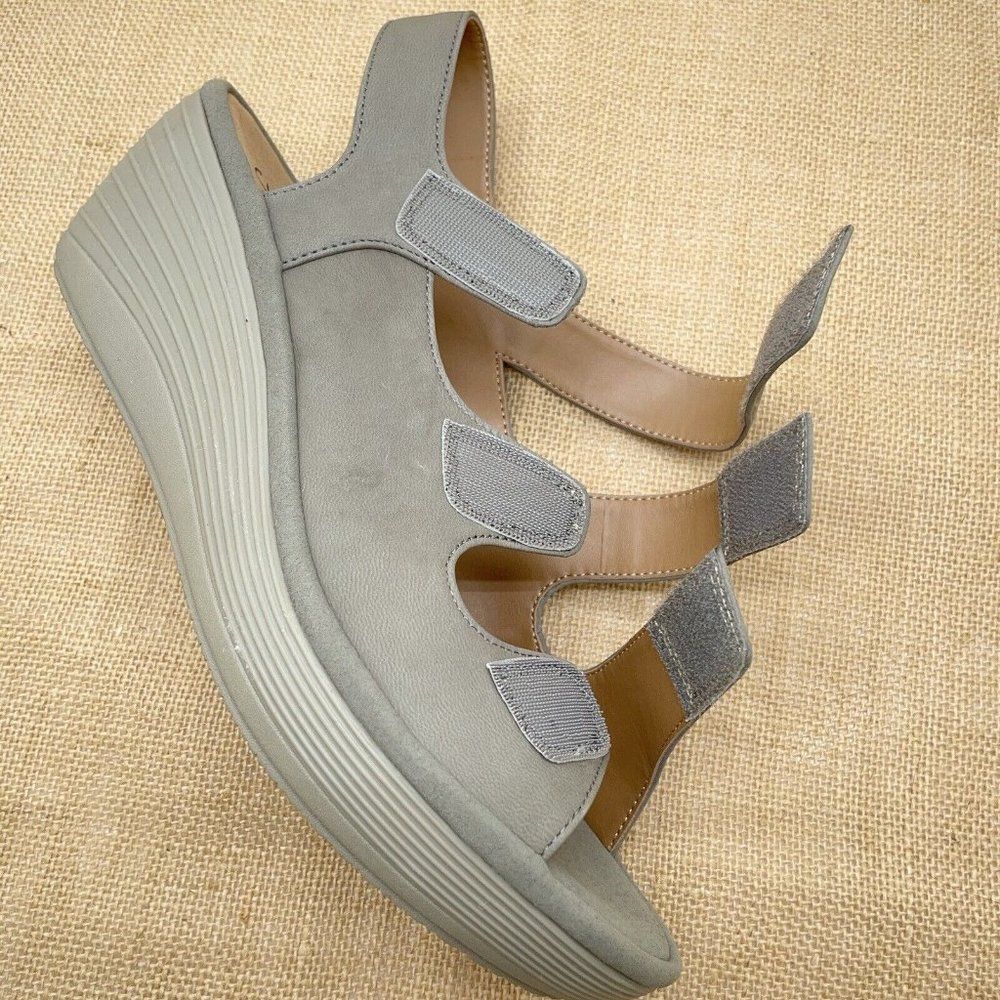 Clarks Reedly Juno Sandal Nubuck Triple Strap Wedge Sage Soft Cushion Size 8.5 W - Picture 9 of 12